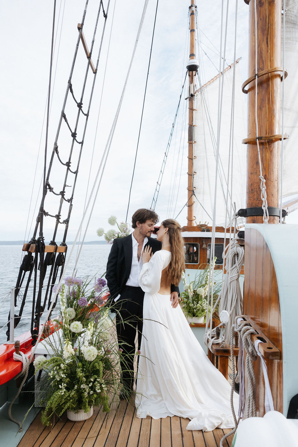 sailboat-elopement-vancouer-island-wedding-adventure